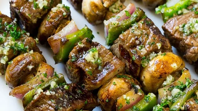 28 Delicious & Easy Lunch Ideas On The Grill (Perfect for Summer!)