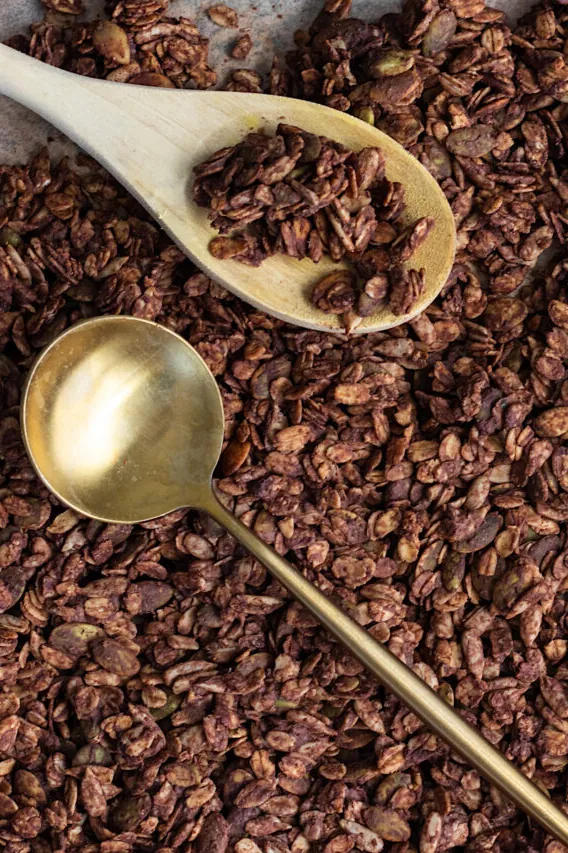 Chocolate tahini granola (vegan)