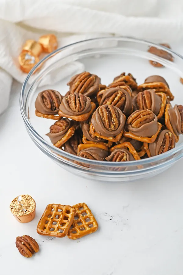 Easy Pretzel Turtles