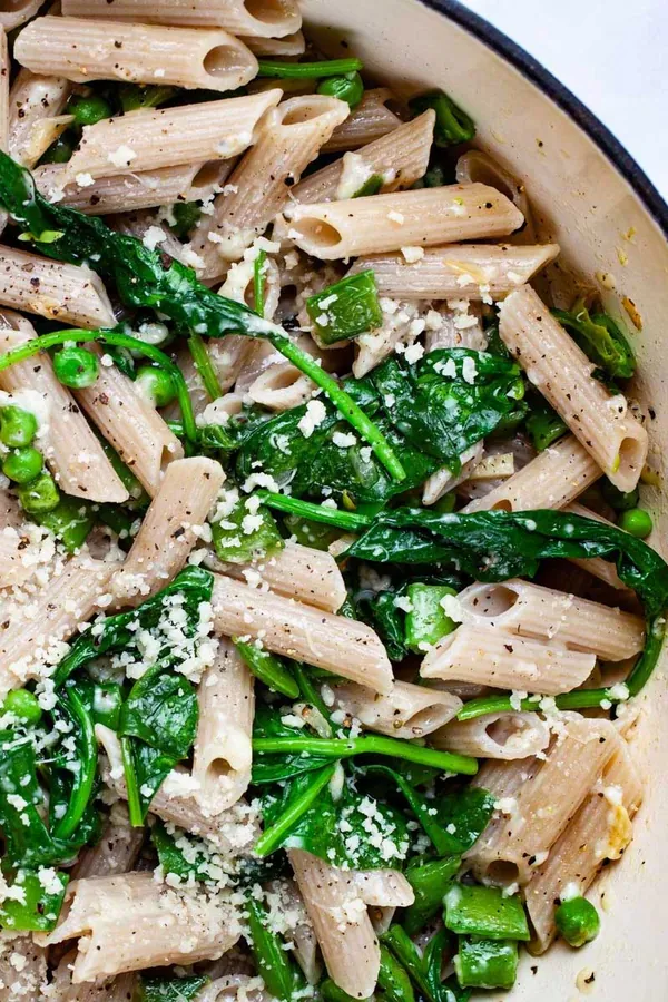 Easy Spinach Garlic Pasta With Peas