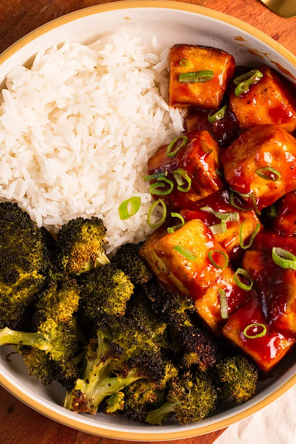 Sticky sweet and sour tofu with broccoli