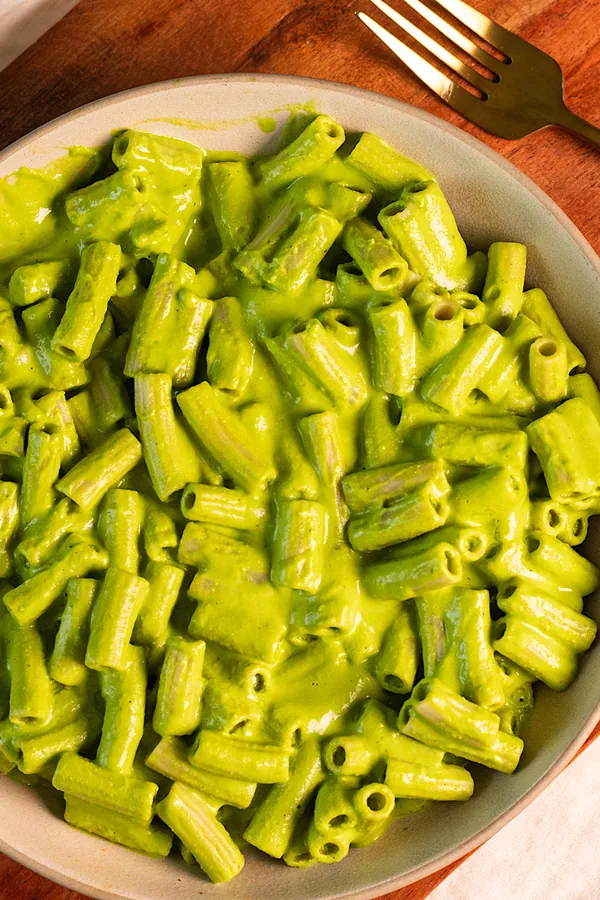 vegan creamy spinach garlic pasta with cashews and parsley