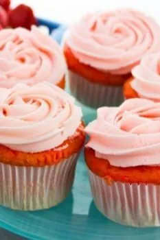 2-Ingredient Strawberry Soda Cupcakes