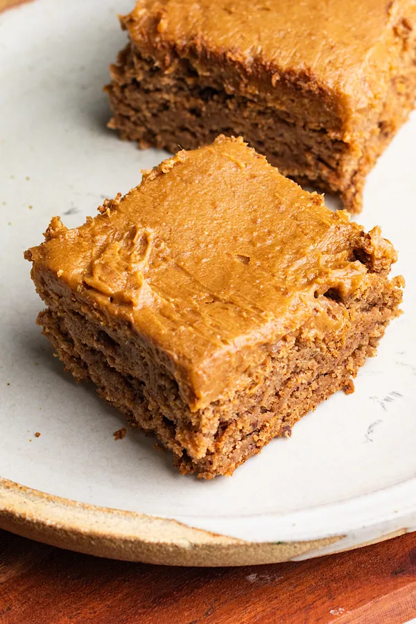 Cinnamon cake with coconut sugar frosting