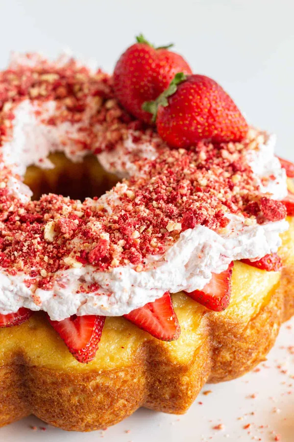 Easy Strawberry Crunch Pound Cake