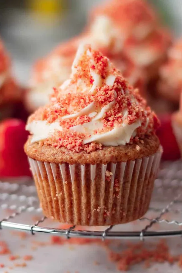 Strawberry Crunch Cupcakes - Easy Cupcake Recipe